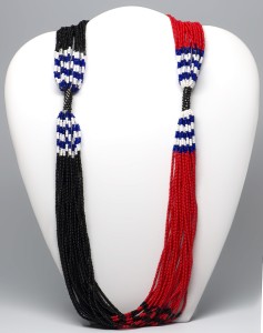 MUNDARI TWIST NECKLACE BLACK_RED