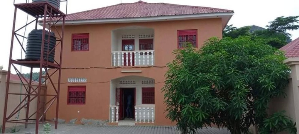 Five(5) bedrooms house for rent in Nyakuron