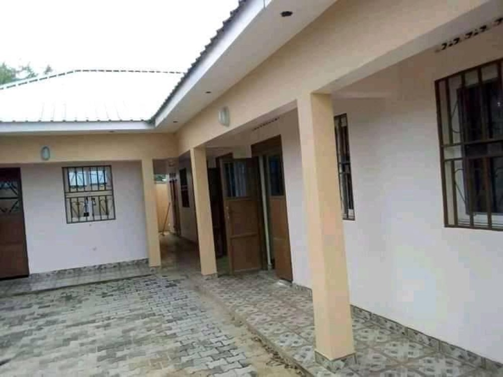 Single bedroom apartment with sitting room and kitchen located in Nyakuron