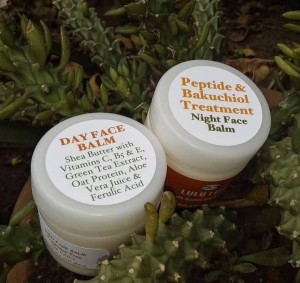 Day and night face balm shea butter with vitamins C, B5 and E, green tea extract, oat protein, aloe vera juice and ferulic acid peptide and bakuchiol treatment.