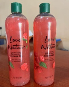 Love nature, energizing exfoliating shower Gel with organic mint and raspberry