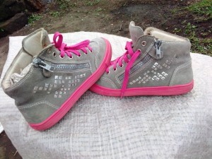 Girlie shoe in grey and pink color size 29