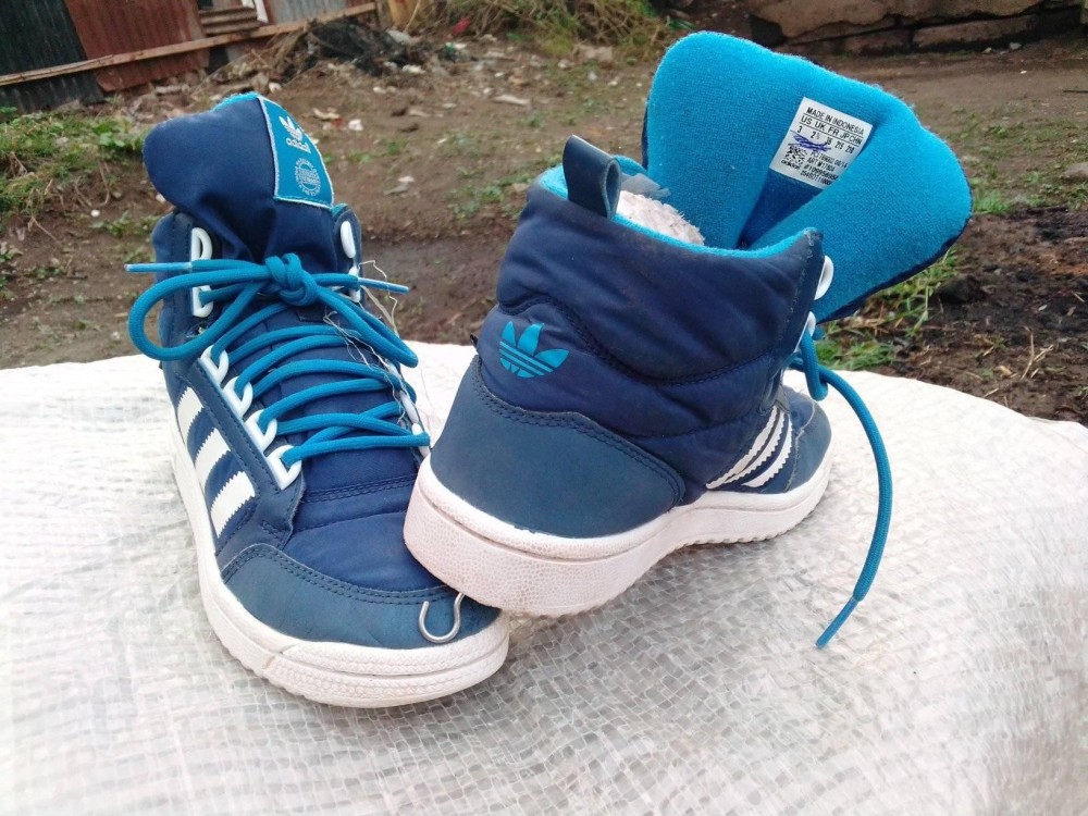 Blue adidas shoe in size 2 US and 3 UK.