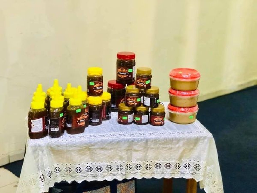 honey and pastehoney and paste located in munuki Libya market one bottle of honey is 14000 ssp and paste at 5000 ssp for more information call Victoria on 0922 940376